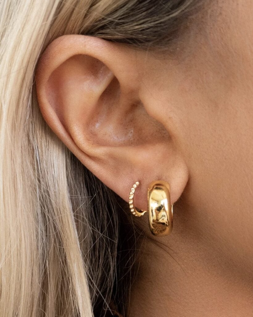 How to wear huggie earrings